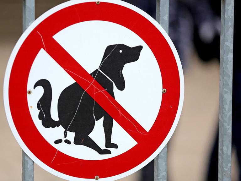 Ein Schild mit einem durchgestrichenen Hund der seine Notdurft verrichtet, in Halle/Saale