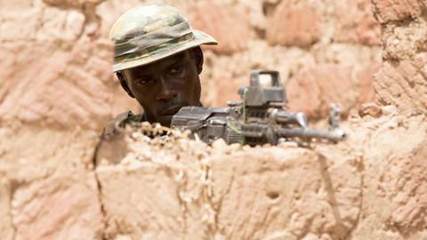 Ein nigrischer Soldat bei einem Kampf-Training in einem Dorf. Februar 2019 in Bobo-Dioulasso, Burkina Faso
