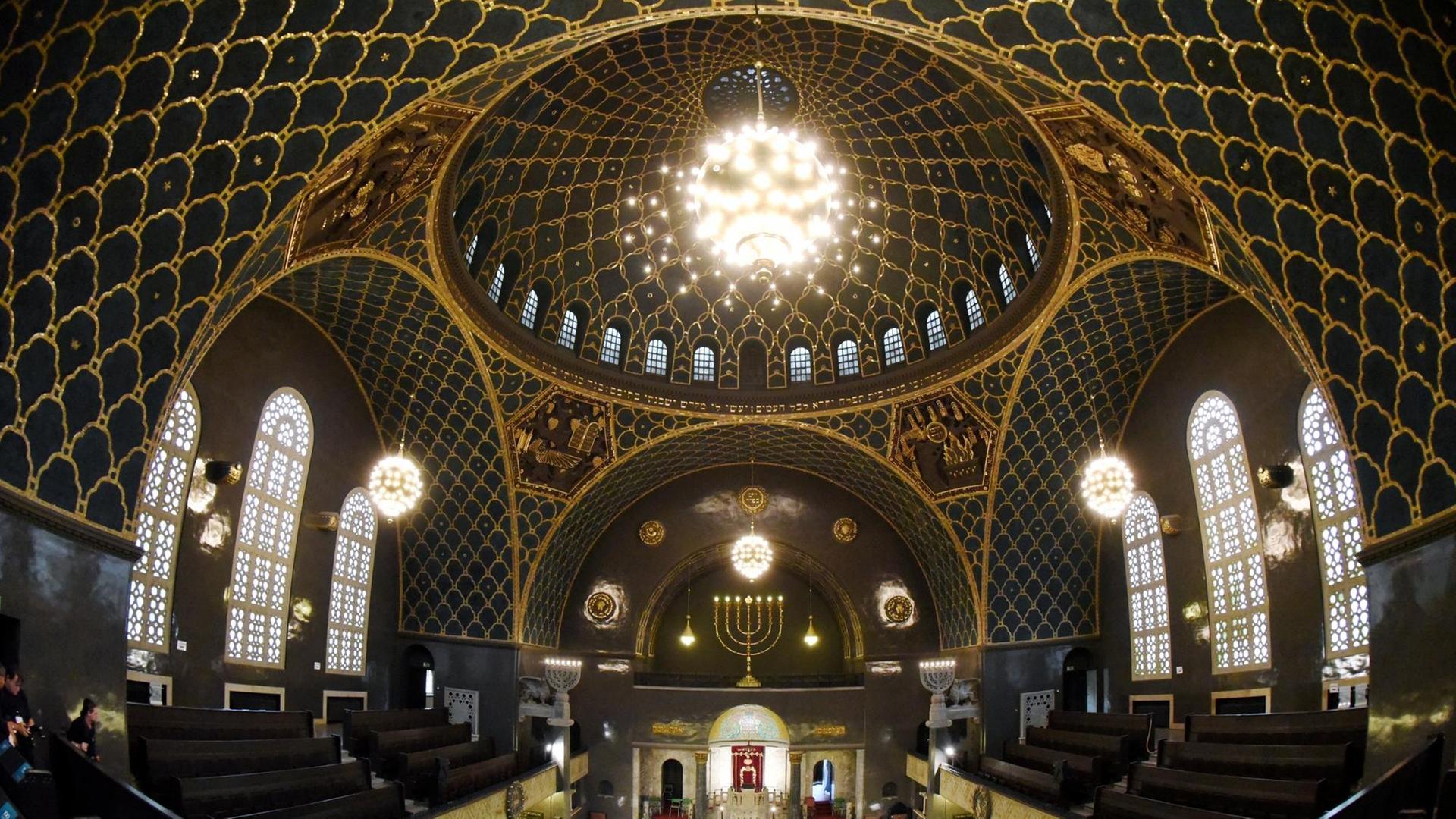 Ein Blick in die hell erleuchtete Synagoge von Augsburg vor dem Festakt zur 100-Jahrfeier