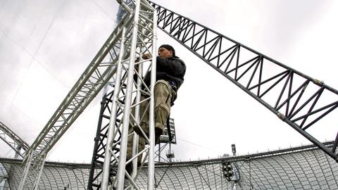 Roadie beim Aufbau der Bühne der Fußball-Weltmeisterschaft im Olympiastadion München, aufgenommen am 2.6.2006