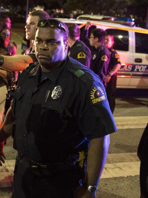 Nach der Festnahme eines Verdächtigen versuchen Polizisten in Dallas die Menschen zu beruhigen. Zuvor waren vier Beamte bei Protesten gegen Polizeigewalt erschossen worden.