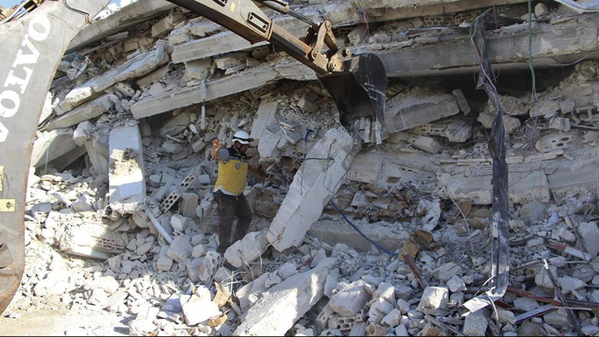 Dieses Handout der syrischen Weißhelme zeigt Einsatzkräfte am Ort einer Explosion, bei der ein fünfstöckiges Gebäude zerstört wurde. Dieses Handout der syrischen Weißhelme zeigt Einsatzkräfte am Ort einer Explosion, bei der ein fünfstöckiges Gebäude zerstört wurde.