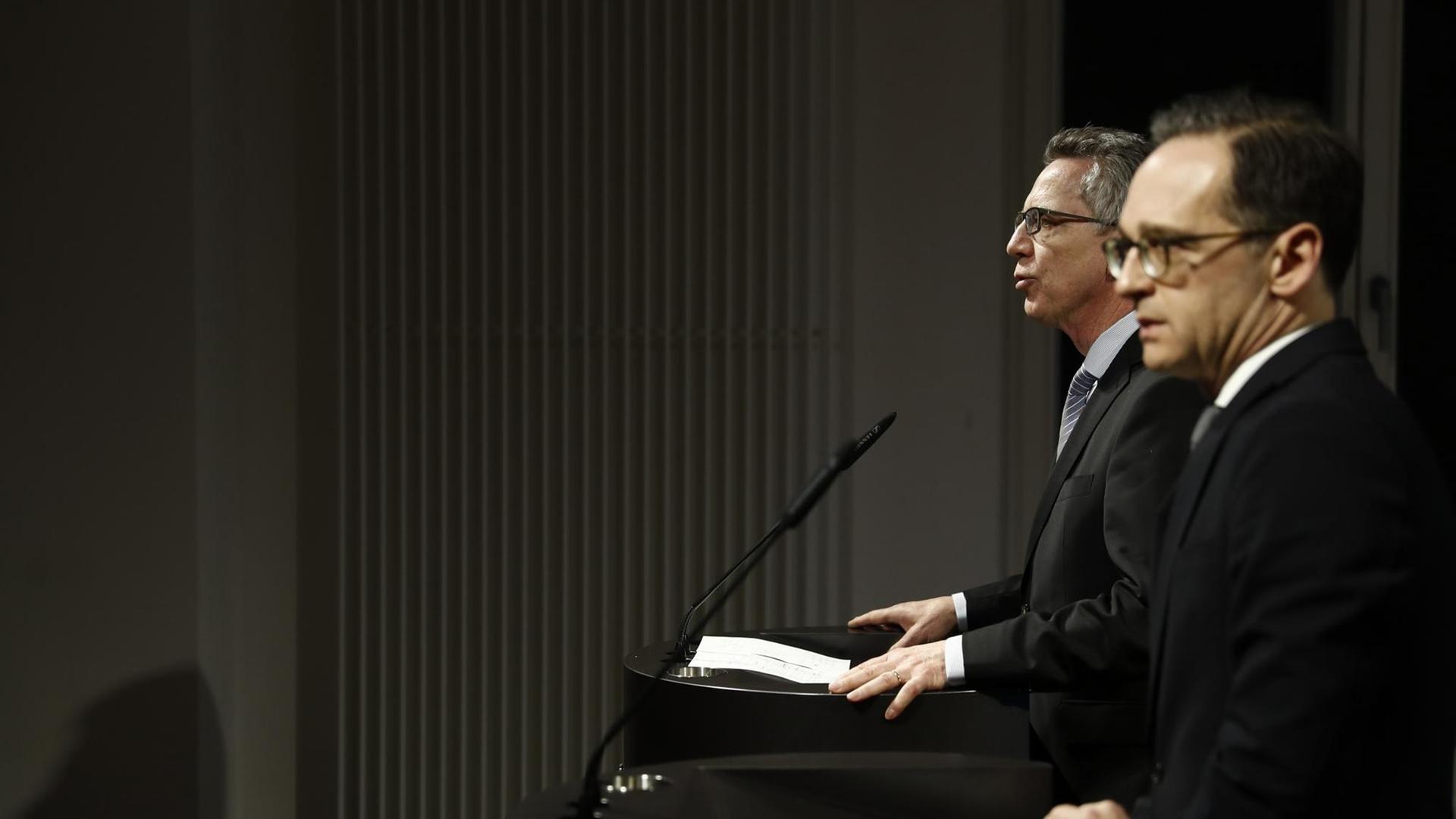 Bundesinnenminister Thomas de Maizière (l.) und Justizminister Heiko Maas