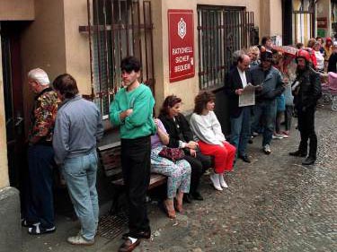 Alltag in der DDR: In der Schlange stehen Alltag in der DDR: In der Schlange stehen