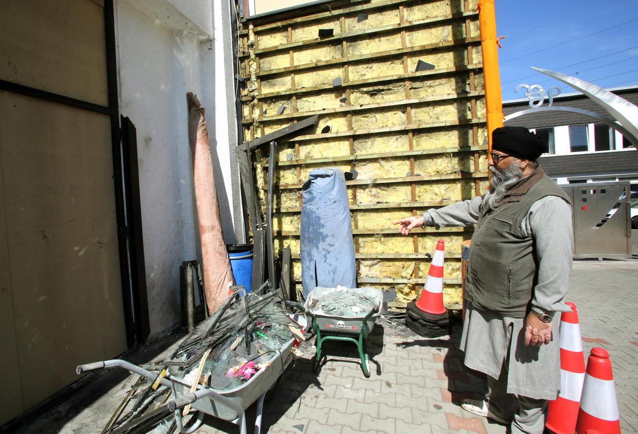 Ein Prediger des Sikh-Gemeindezentrums, in Essen zeigt den den zerstörten Eingangsbereich (Archivbild).