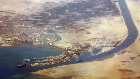 Die südliche Einfahrt zum Suez-Kanal aus der Luft gesehen.