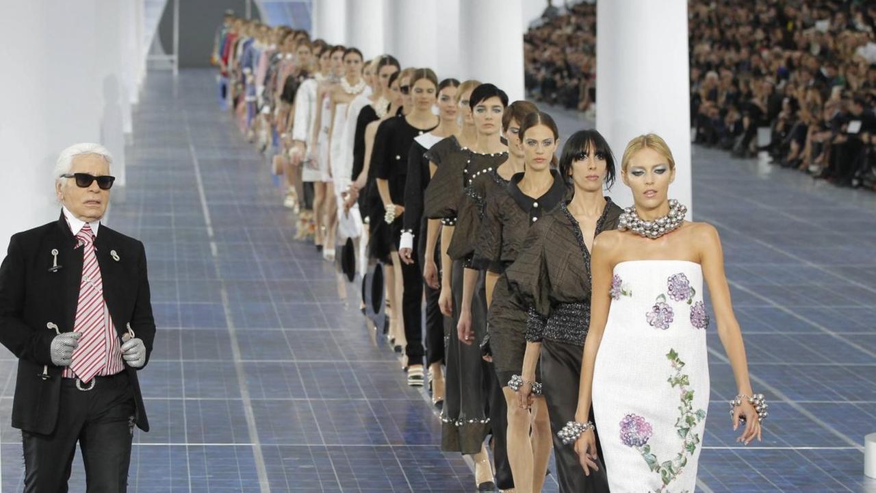 Karl Lagerfeld auf einer Modeschau von Chanel. 