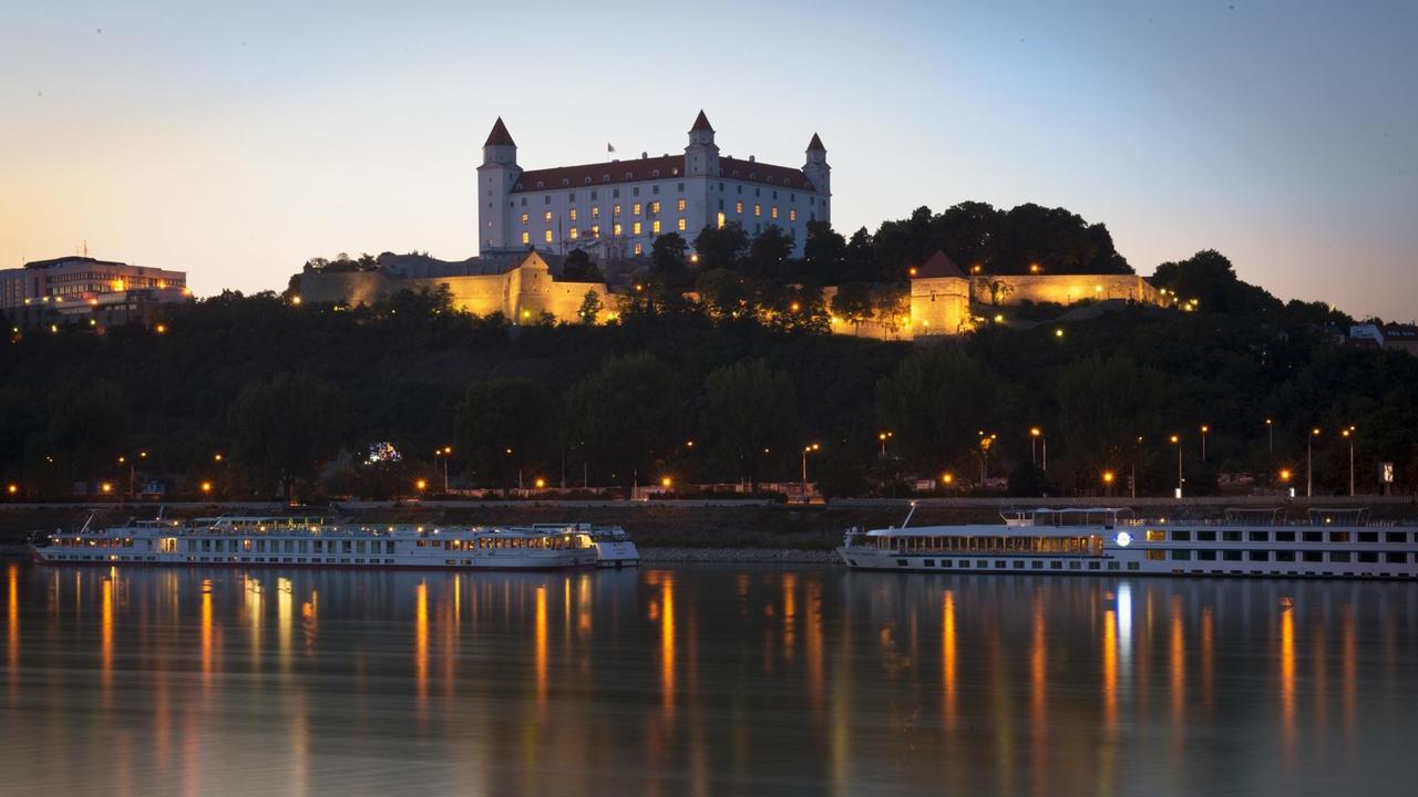 Die Burg Bratislava in der Dämmerung