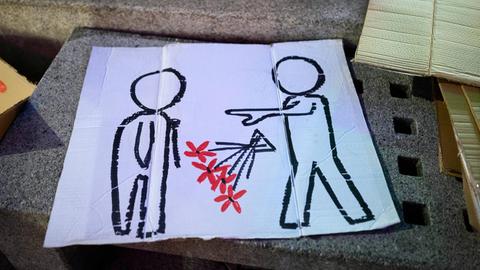 Demonstration auf dem Holzmarkt Jena gegen die Wahl des neuen Ministerpräsidenten von Thüringen Thomas Karl Leonard Kemmerich FDP am 5.2.2020 Demoschild zum Blumenstraußwurf von Susanne Hennig-Wellsow Die Linke im Thüringer Landtag Holzmark Jena *** Demonstration on the timber market in Jena against the election of the new Prime Minister of Thuringia Thomas Karl Leonard Kemmerich FDP on 5 2 2020 Demo sign for Susanne Hennig Wellsows bouquet of flowers The Left in the Thuringian Parliament Holzmark Jena