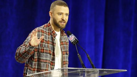 Musiker Justin Timberlake im Flanellhemd bei der Pressekonferenz zur Halbzeitshow beim Super Bowl 2018, die er bestreitet.