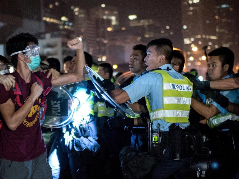 Anhänger der Demokratiebewegung in Hongkong stellen sich der Polizei entgegen.
