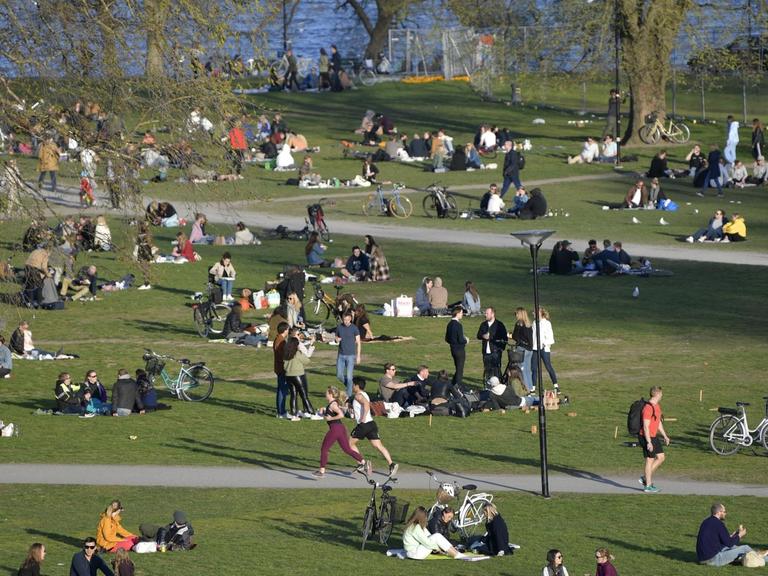 Versammlungen von mehr als 50 Leuten sind ebenso verboten wie der Besuch von Altenheimen, doch ansonsten setzt Schweden stark auf Freiwilligkeit in der Coronakrise