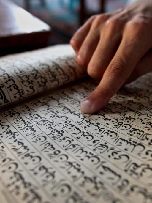 Ein aufgeschlagener Koran 