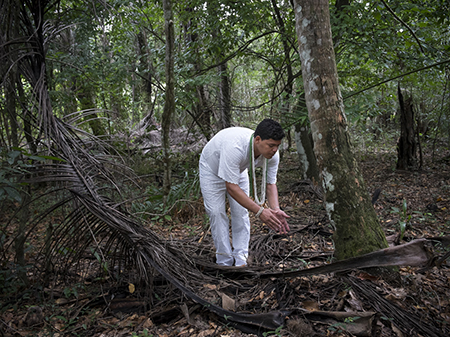 Marcos ist Anhänger des Candomblé und betet im Wald von Boipeba