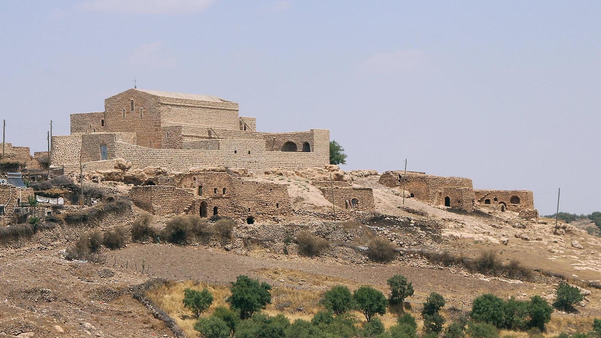 Das syrisch-orthodoxe Kloster Mor Gabriel im ostanatolischen Tur Abdin auf einem Hügel
