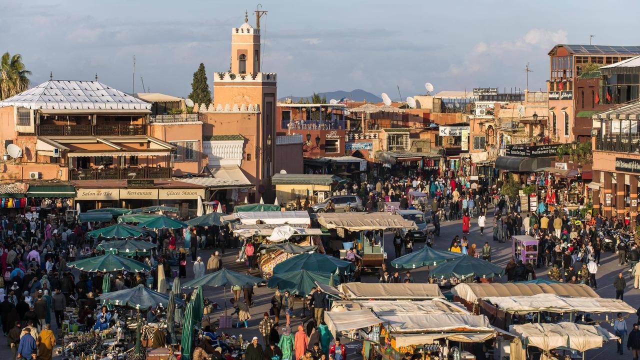 Der zentrale Marktplatz Jemaa el Fna in Marrakesch, Marokko.
