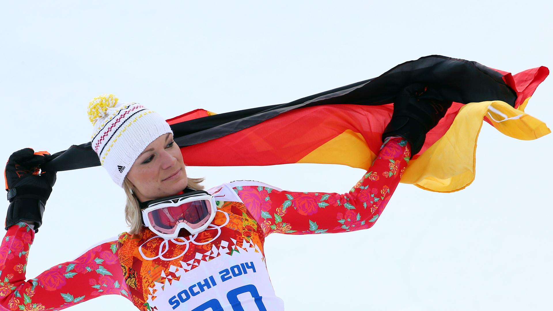 Maria Höfl-Riesch feiert ihren Sieg in der Super-Kombination bei den Olympischen Spielen von Sotschi.