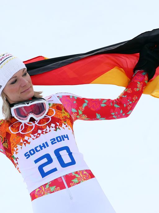 Maria Höfl-Riesch feiert ihren Sieg in der Super-Kombination bei den Olympischen Spielen von Sotschi.