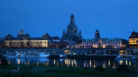 Blick auf die Brühlsche Terrasse an der Elbe in Dresden am Abend mit der Kunstakademie, der Frauenkirche, der Sekundogenitur und der Kuppel vom Ständehaus.