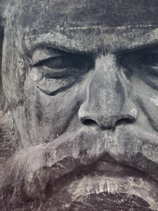 Das Gesicht von Karl Marx als Nahaufnahme einer Büste
