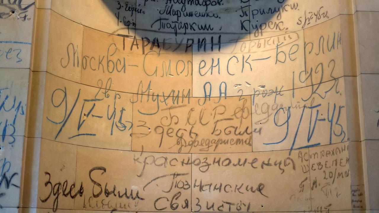 Gemäuer mit kyrillischen Inschriften aus der Zeit des 2.Weltkrieges im Reichstag