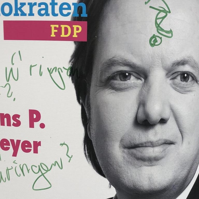 Nach der Ministerpräsidentenwahl in Thüringen wurden Plakate der FDP für die Bürgerschaftswahl in Hamburg beschmiert