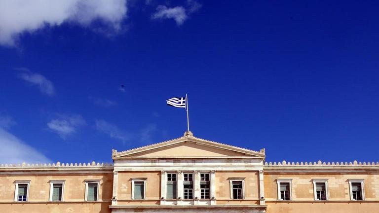 Das griechische Parlamentsgebäude vor blauem Himmel.