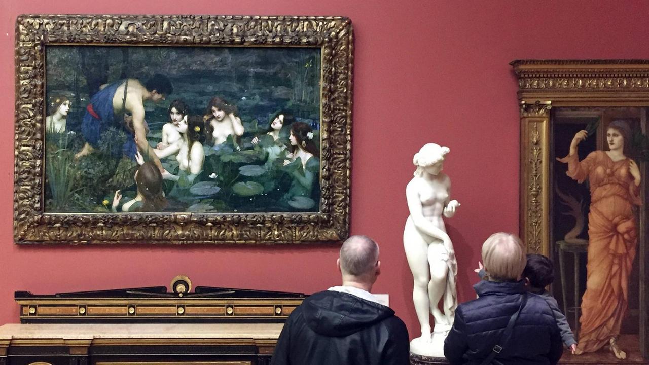 Das Bild zeigt das Gemälde "Hylas and the Nymphs" von John William Waterhouse aus dem Jahre 1896 und eine antike Büste in der Manchester Art Gallery.
