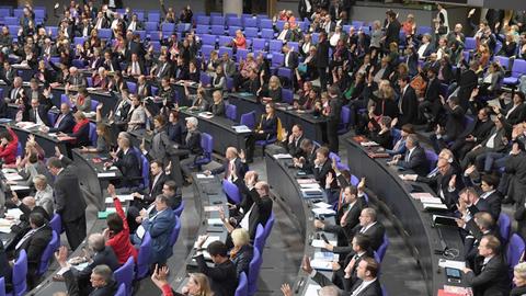 Bundestagsabgeordnete stimmen am 21.11.2017 in Berlin nach einem Hammelsprung im Plenarsaal ab. Foto: Felix Hörhager/dpa | Verwendung weltweit