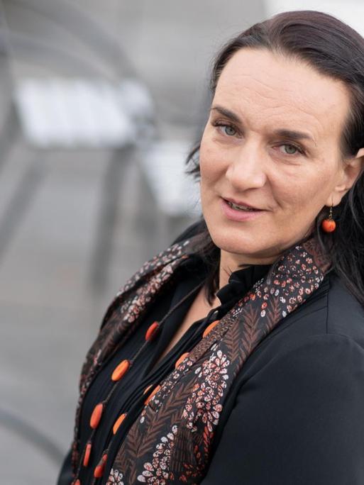 Die deutsch-ungarische Schriftstellerin Terézia Mora steht auf der Terrasse des Darmstädter Staatstheaters, am Tag ihrer Auszeichnung mit dem Georg-Büchner-Preis 2018