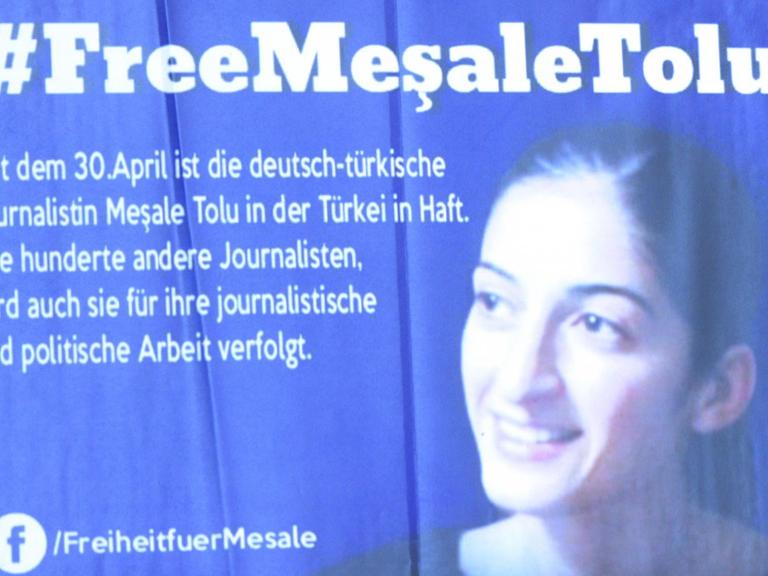 Ein Mann hält am 15.05.2017 in Neu-Ulm (Bayern) ein Schild in den Händen, auf dem die Freilassung der in der Türkei inhaftierten Mesale Tolu Corlu gefordert wird.