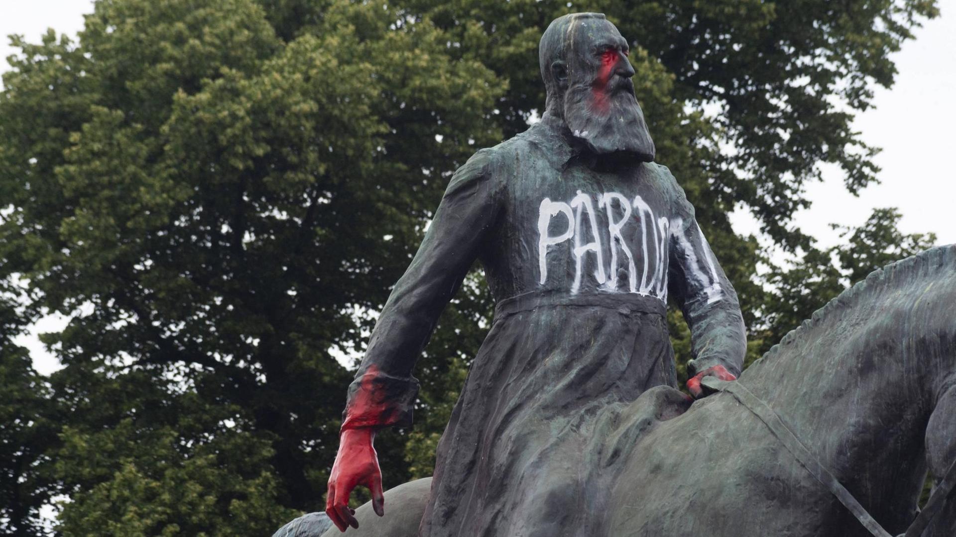 Statue des belgischen Königs Leopold II. in Brüssel, die im Zuge einer Black-Lives Matter-Demonstration im Juni besprüht wurde.