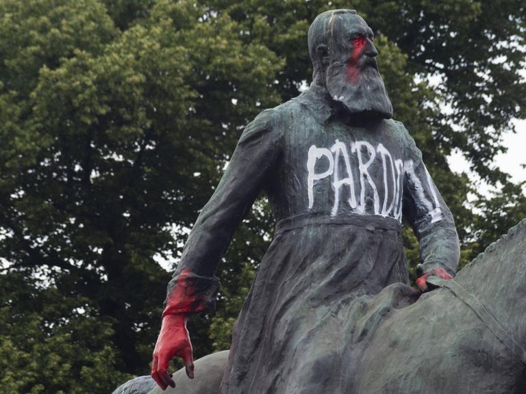 Statue des belgischen Königs Leopold II. in Brüssel, die im Zuge einer Black-Lives Matter-Demonstration im Juni besprüht wurde.
