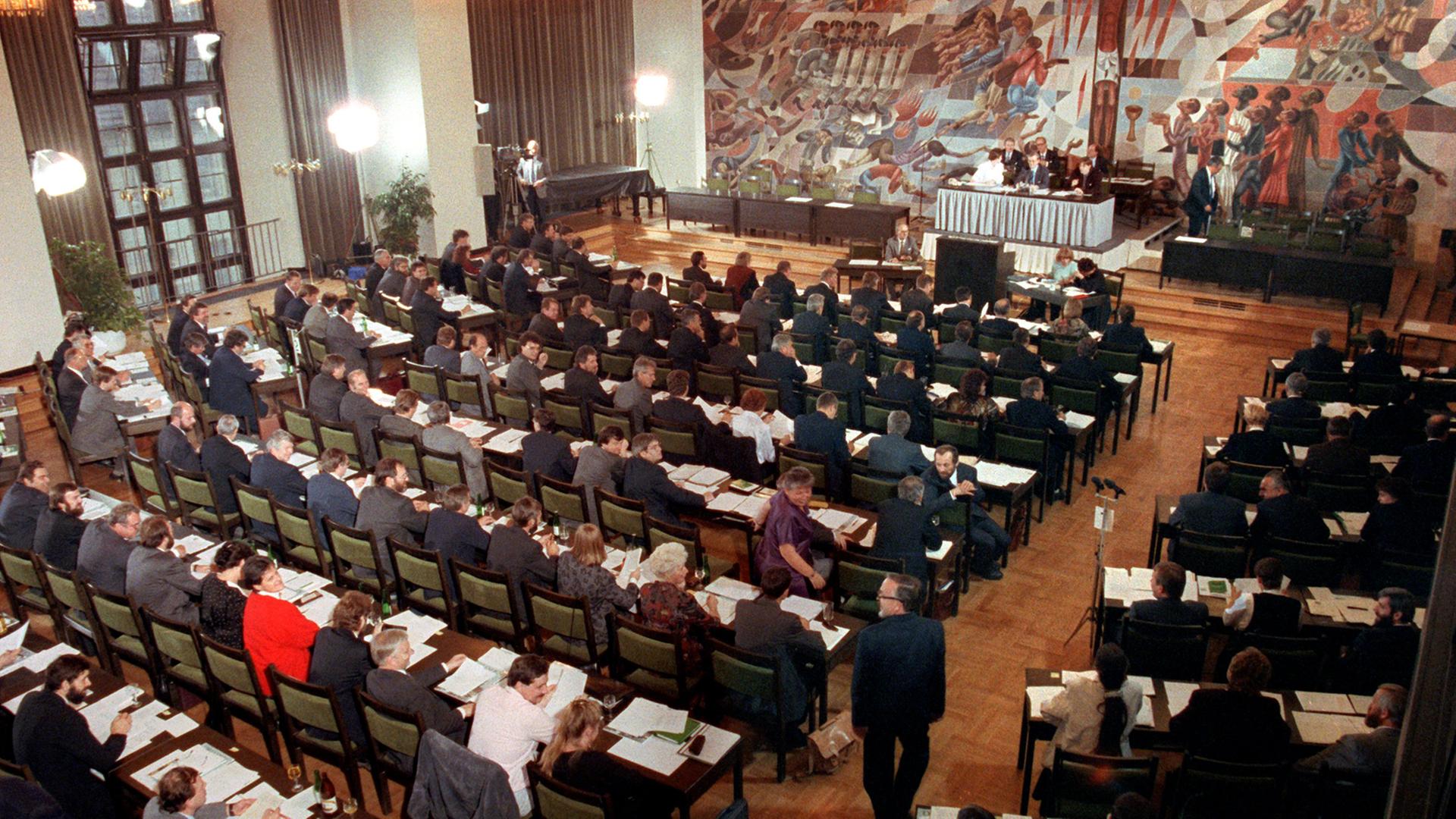 28. Oktober 1990: der Landtag von Sachsen in Dresden.