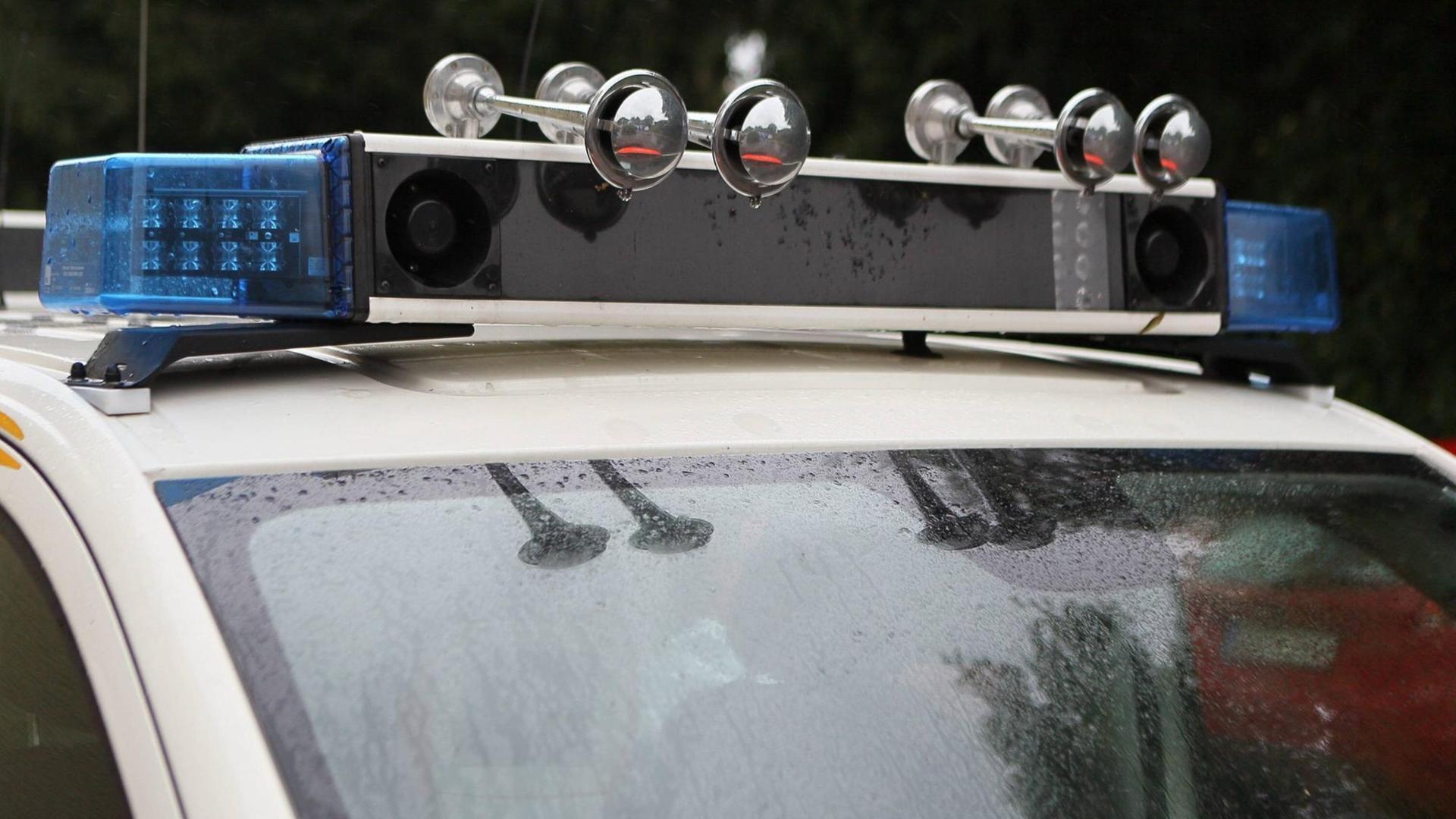 Martinshorn mit Blaulicht auf einem Einsatzfahrzeug der Feuerwehr Themenbild, Symbolbild, Blaulicht, Martinshorn, Feuerwehr, 05.10.17 Solingen