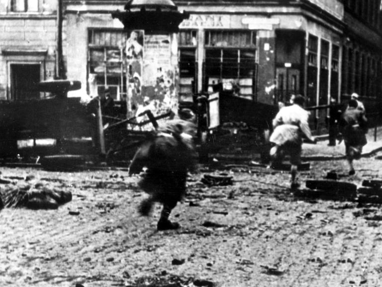 Rennende Aufständische während der Straßenkämpfe des Aufstandes der Heimatarmee in Warschau 1944.