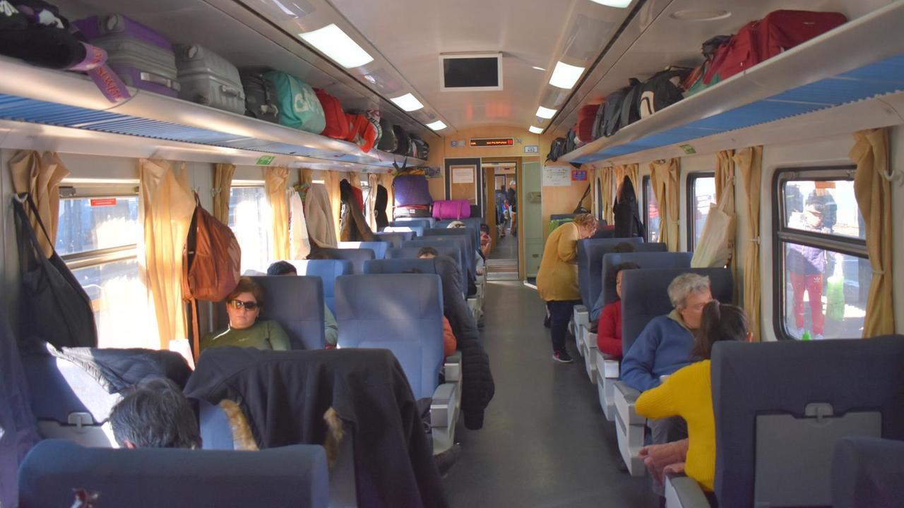 Fahrgäste in einem Großraumwagen der argentinischen Bahn.