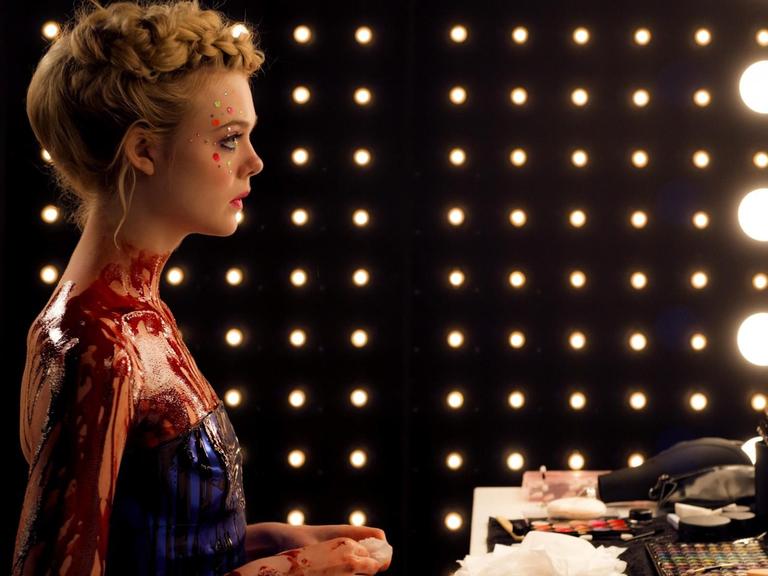 Die US-Schauspielerin Elle Fanning in einer der Szenen von "The Neon Demon'" von Regisseur Nicolas Winding Refn.