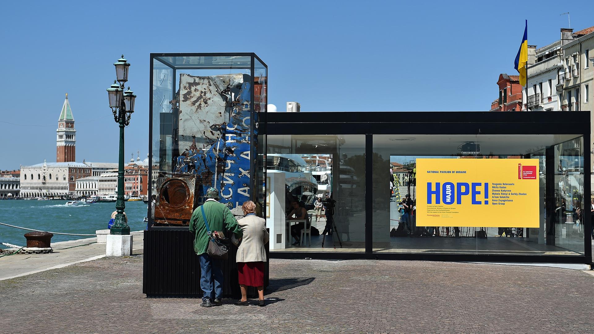 Kunstbiennale in Venedig, Mai 2015: Besucher vor dem Pavillon der Ukraine, den der Oligarch Wictor Pinchuk finanziert hat. Der Titel der Ausstellung junger ukrainischer lautet "Hope!" – Hoffnung.