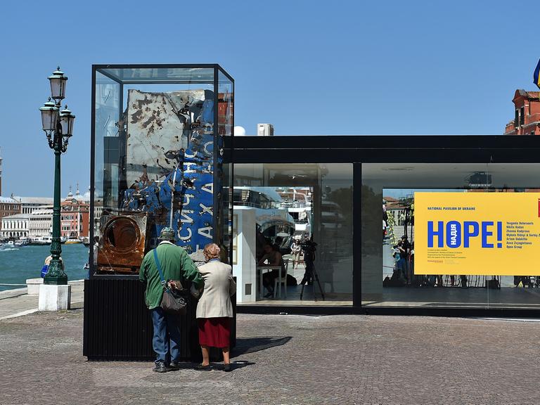 Kunstbiennale in Venedig, Mai 2015: Besucher vor dem Pavillon der Ukraine, den der Oligarch Wictor Pinchuk finanziert hat. Der Titel der Ausstellung junger ukrainischer lautet "Hope!" – Hoffnung.