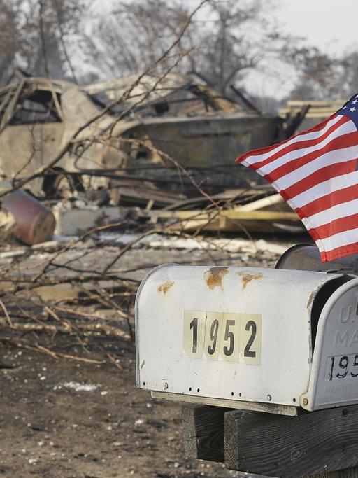 Eine kleine Flagge hängt an einem Briefkasten vor einem komplett ausgebrannten Haus in Santa Rosa, Kalifornien (Oktober 2017).