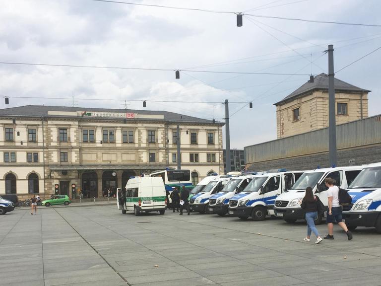 Zahlreiche Polizeiwagen stehen am Chemnitzer Bahnhof.