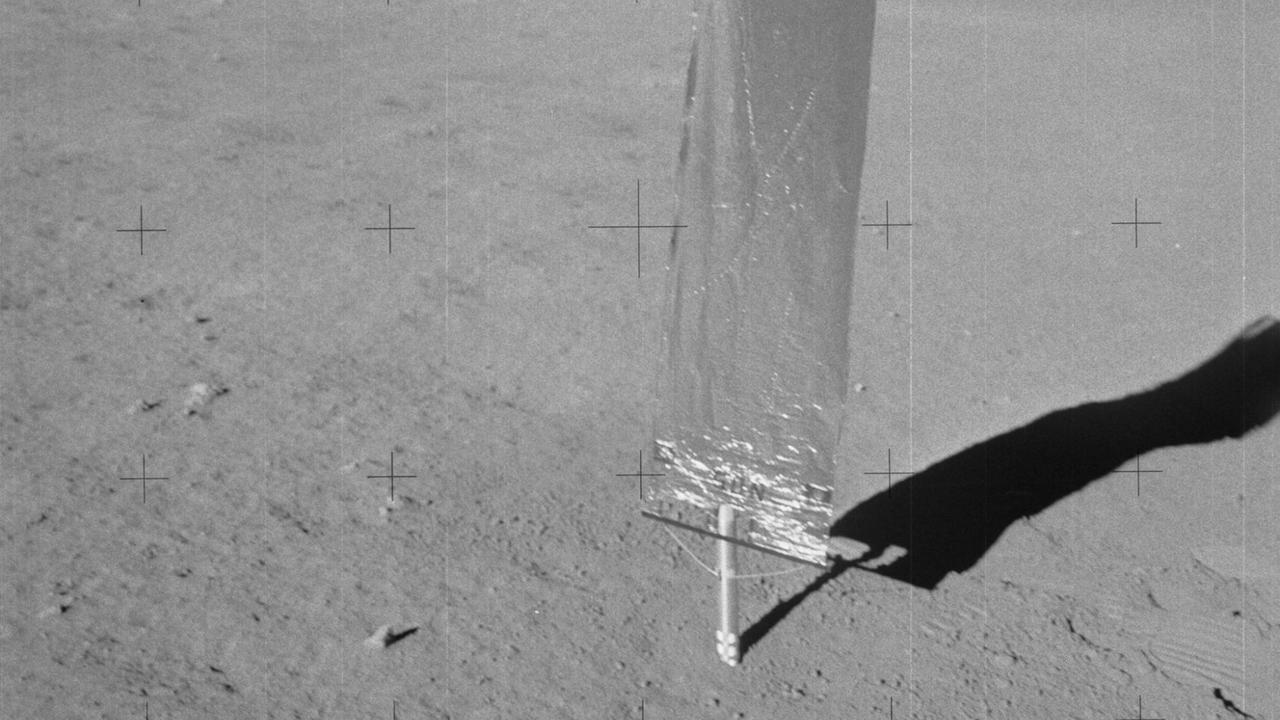 Erst diente eine Stange für die Befestigung eines Sonnenwind-Experiments, später wurde sie zum ersten Speer auf dem Mond