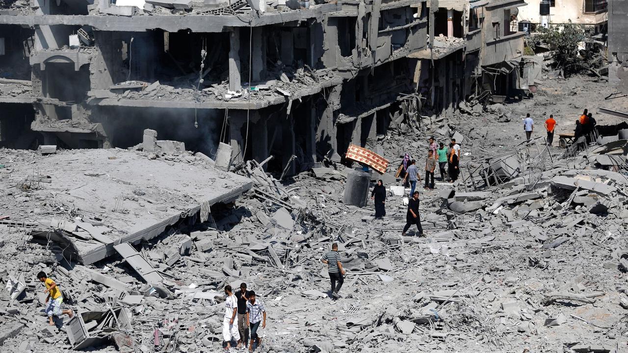 Palästinenser kehren zurück zu ihren zerstörten Häusern in Beit Hanun im Gazastreifen.