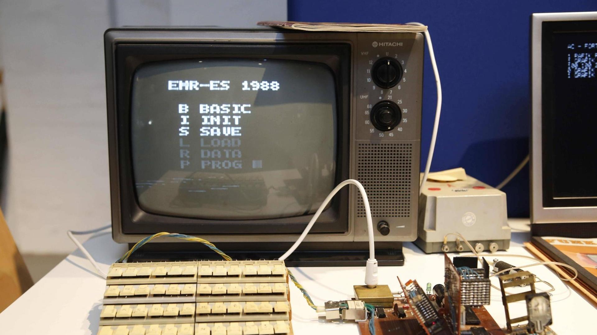 Ein alter DDR-Computer Marke Eigenbau mit einem kleinen Fernseher als Monitor.