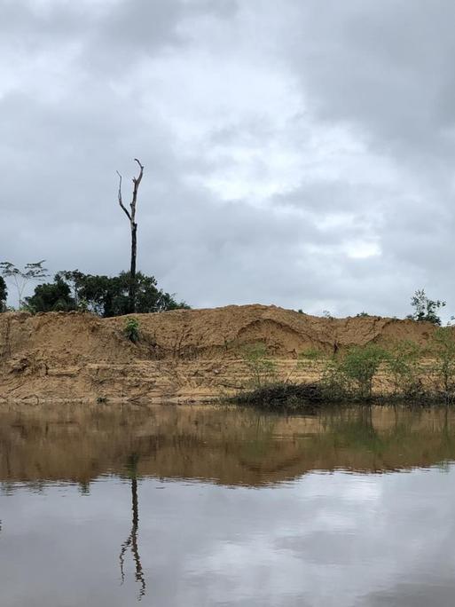 Das Bild zeigt die landschaftlichen Spuren der "Garimpeiros", der illegalen Goldschürfer am Amazonas.