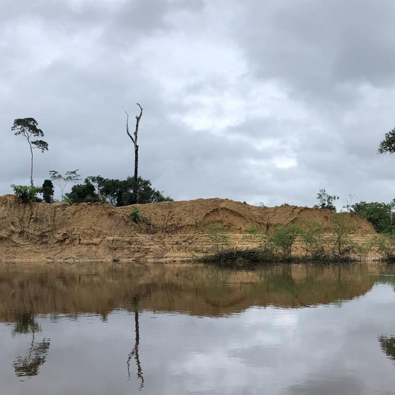 Das Bild zeigt die landschaftlichen Spuren der "Garimpeiros", der illegalen Goldschürfer am Amazonas.