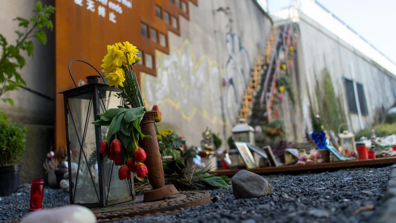 Fotos der Opfer, Kerzen und Blumen an der Loveparade-Gedenkstätte in Duisburg. 