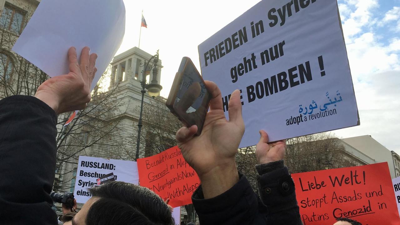 Demonstranten vor derrussischen Botschaft in Berlin