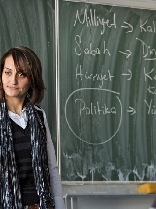 Eine Lehrerin unterrichtet an einer Kölner Gesamtschule türkischstämmige Schülerinnen und Schüler in ihrer Muttersprache. An der Schule wird Türkisch im Unterricht als zweite Fremdsprache angeboten.